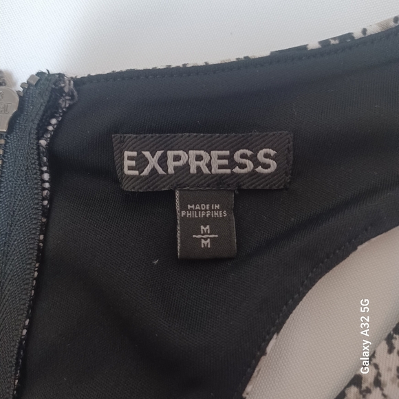 Express  Women Top Size M Black and White Fitted Crop Tank Top - Picture 2 of 9